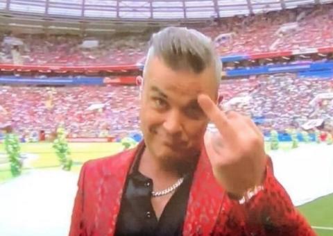 Após polêmica, Robbie Williams revela motivo de dedo do meio durante abertura da Copa 