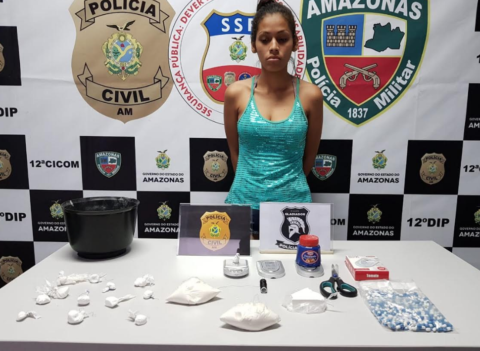 Jovem é presa com drogas e embalagens de namorado traficante em Manaus