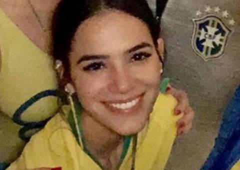 Após contar as horas para fim de gravações, Bruna Marquezine embarca em jatinho para a Rússia