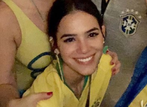 Após contar as horas para fim de gravações, Bruna Marquezine embarca em jatinho para a Rússia