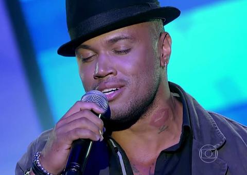 Vídeo de David Brazil beijando ex-The Voice viraliza e cantor fica chateado com Neymar