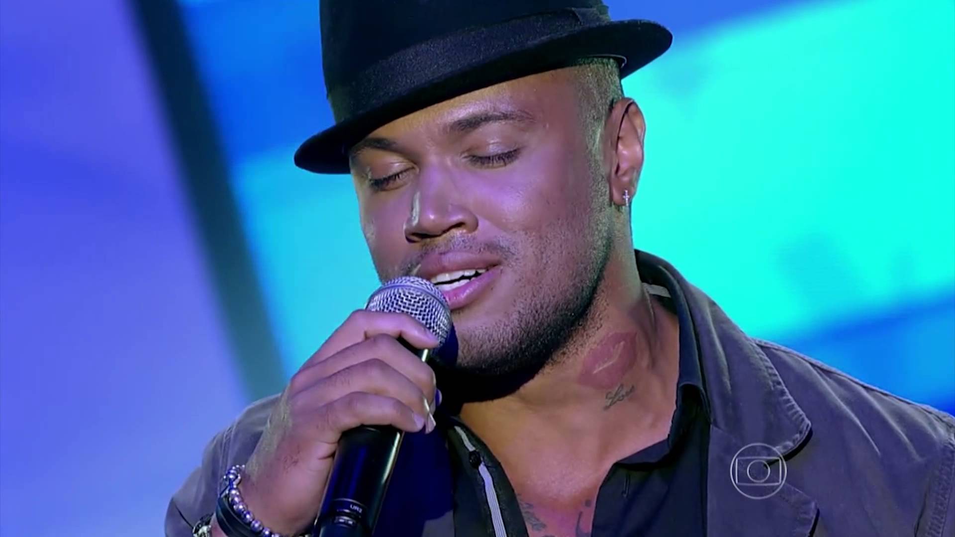 Vídeo de David Brazil beijando ex-The Voice viraliza e cantor fica chateado com Neymar