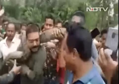 Homem quase é estrangulado por píton durante selfie