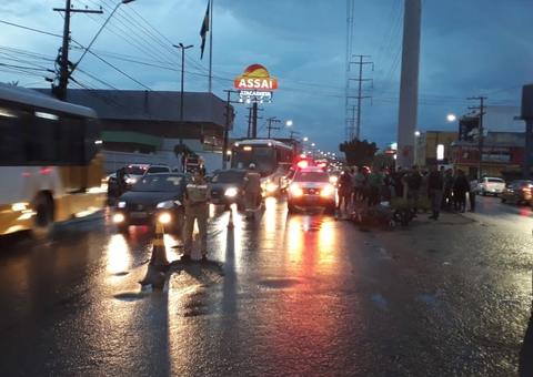 Em Manaus, motociclista morre ao ser atropelado por caminhão e ônibus