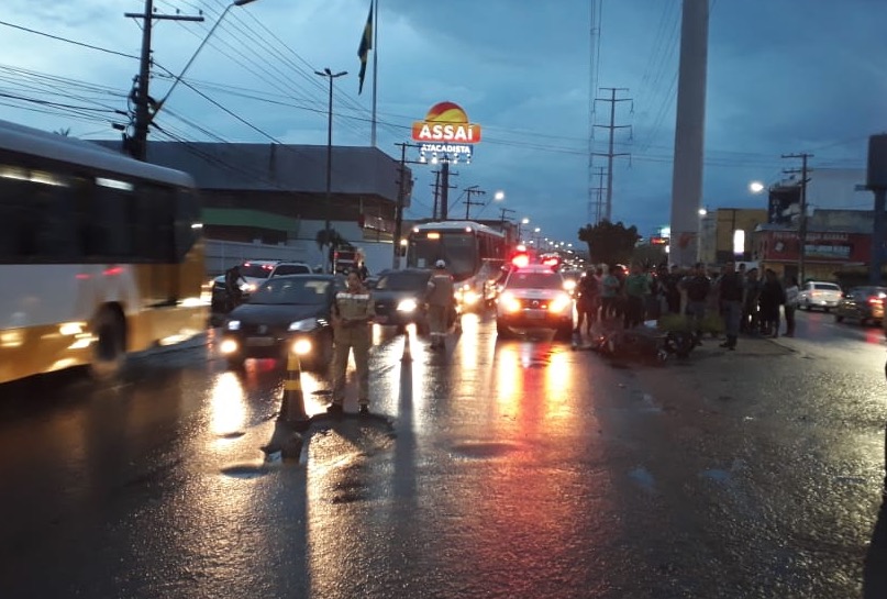 Em Manaus, motociclista morre ao ser atropelado por caminhão e ônibus