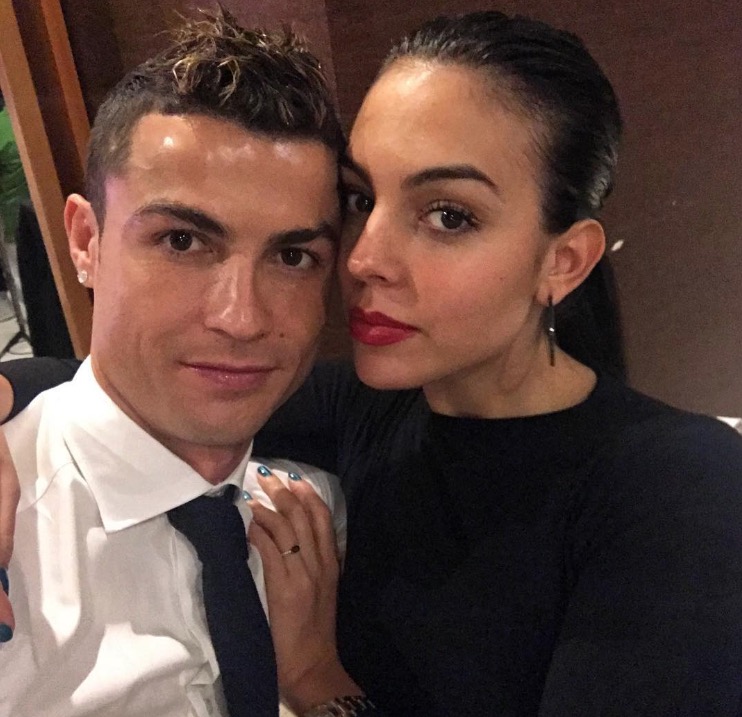 Anel da namorada de Cristiano Ronaldo rouba cena durante jogo da Copa do Mundo