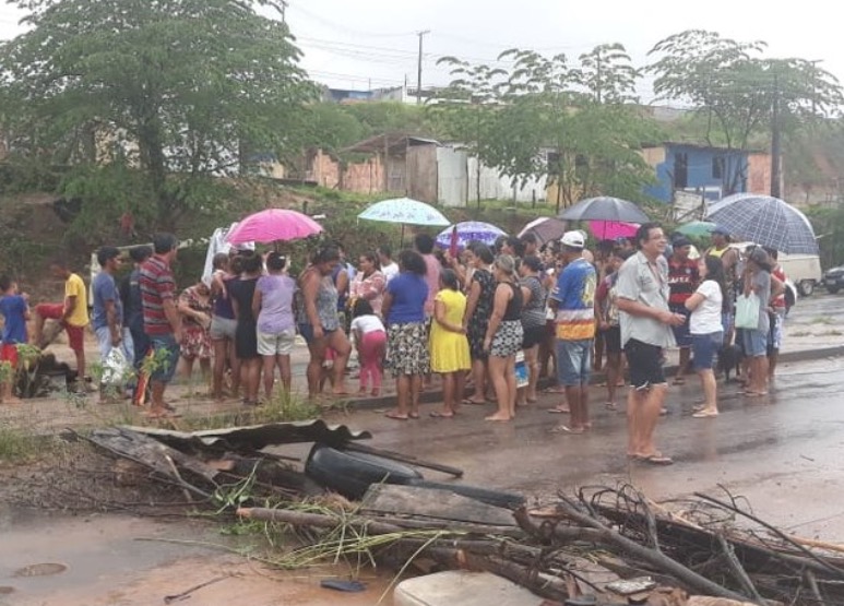 Moradores fecham rua em protesto após cobrança de R$ 5 mil em conta de água