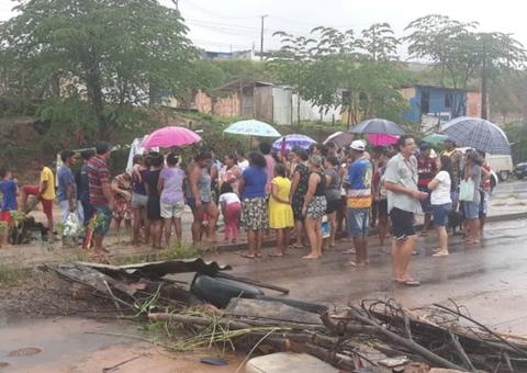 Moradores fecham rua em protesto após cobrança de R$ 5 mil em conta de água