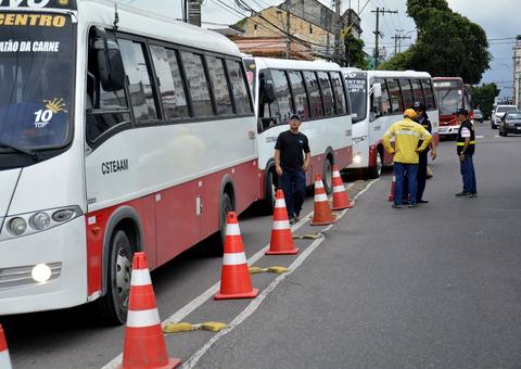 Micro-ônibus são retirados de circulação após fiscalização em Manaus