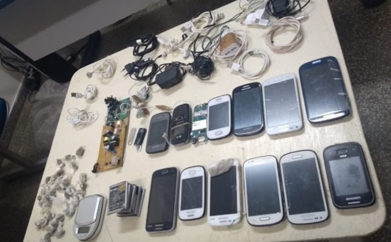 Varredura surpresa apreende celulares e drogas em presídio no Amazonas