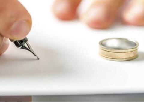 Homem pede divórcio após perceber algo no rosto da mulher  