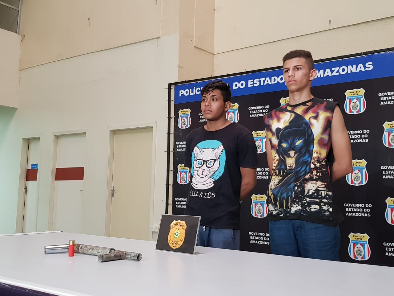 Dupla atropela pedestre e vai presa com arma caseira e moto roubada em Manaus