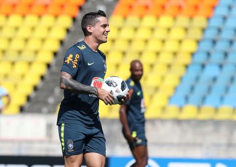 Danilo é diagnosticado com lesão e Tite põe Fagner como titular