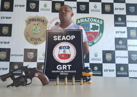 Homem é flagrado descartando arma que usava para se defender de rivais e acaba preso em Manaus