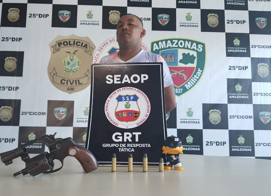 Homem é flagrado descartando arma que usava para se defender de rivais e acaba preso em Manaus