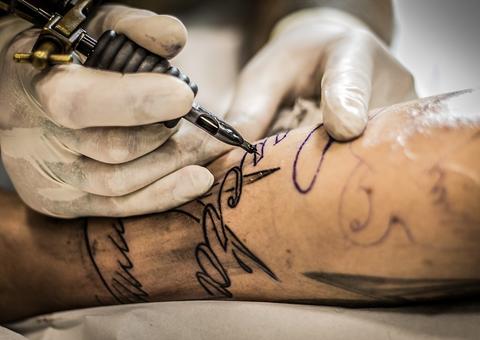   Médicos alertam para risco de tatuagens em pessoas com sistema imunológico enfraquecido