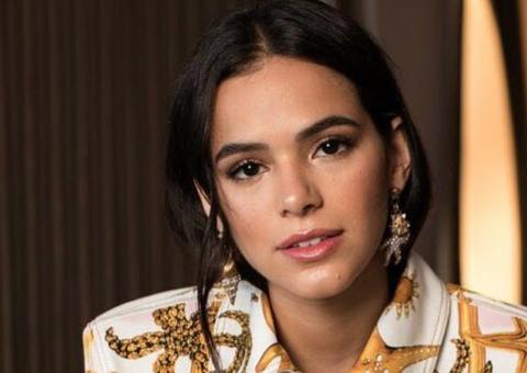  Bruna Marquezine é clicada em voo para Rússia com irmã de Neymar