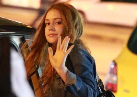 Marina Ruy Barbosa é clicada em shopping e corpo malhado chama atenção