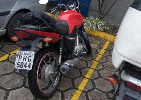 Jovem tem motocicleta roubada na frente de casa por bandidos armados em Manaus