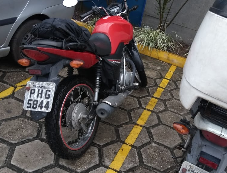 Jovem tem motocicleta roubada na frente de casa por bandidos armados em Manaus
