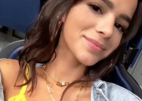 De barriga de fora, Bruna Marquezine assiste jogo do Brasil na Rússia