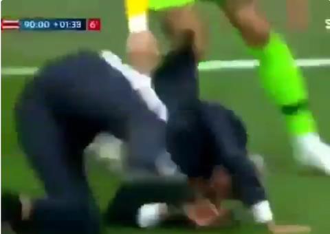 Queda de Tite durante gol do Brasil vira meme: ‘imitando Neymar’