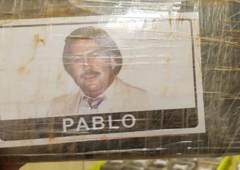 PRF apreende 800 kg de cocaína com adesivos estampando o rosto de Pablo Escobar