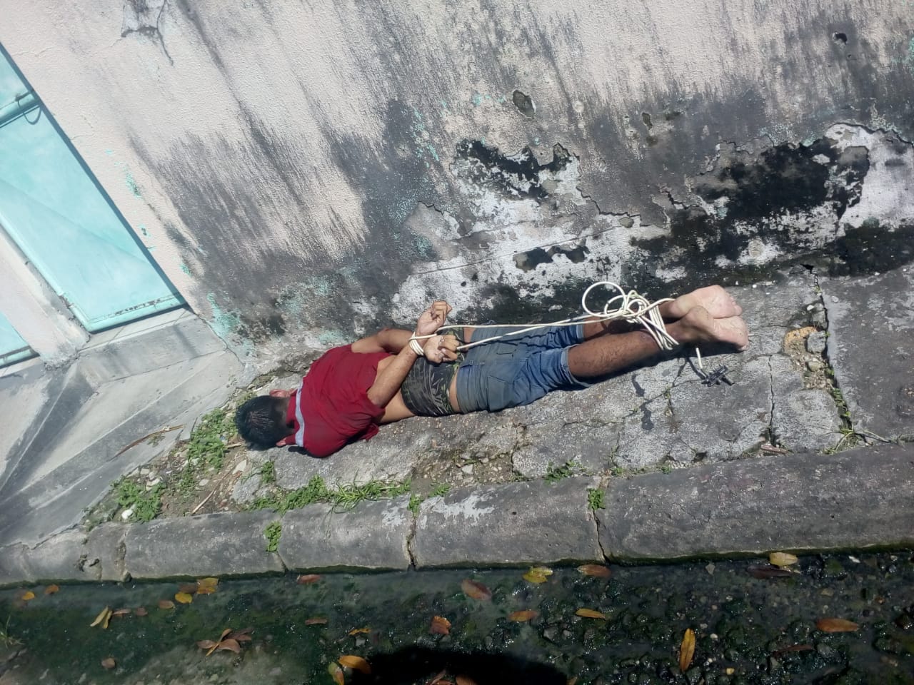 Revoltada, população agride e amarra suposto assaltante de carro em Manaus 