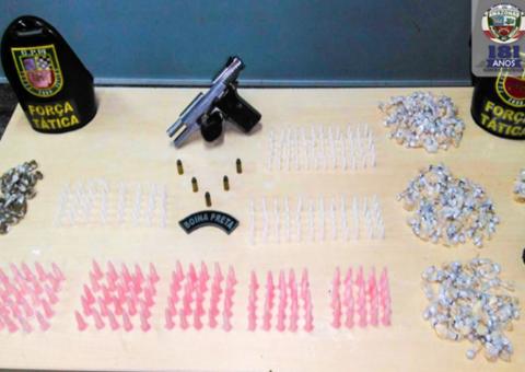 Homem é preso com arma e mais de 500 porções de drogas em Manaus