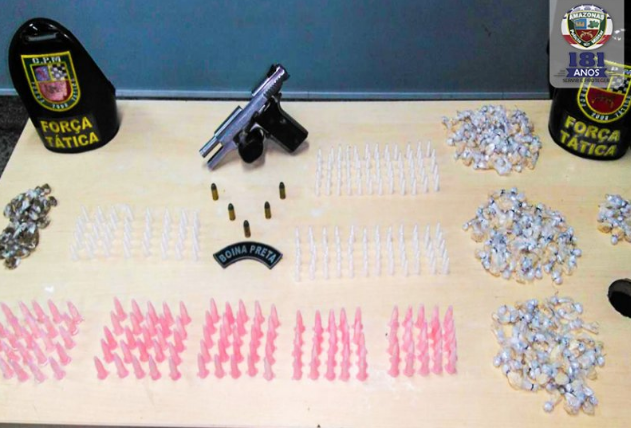 Homem é preso com arma e mais de 500 porções de drogas em Manaus