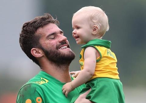 Esposa de Alisson comemora 3 anos de casamento em dia de vitória do Brasil