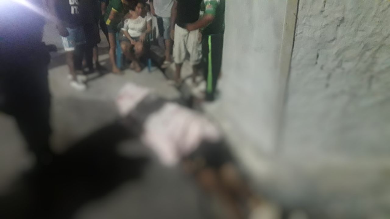 Dupla encapuzada sai atirando e mata dois em Manaus