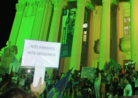 Inspiradas por Argentina e Irlanda, mulheres marcham por legalização do aborto no Brasil