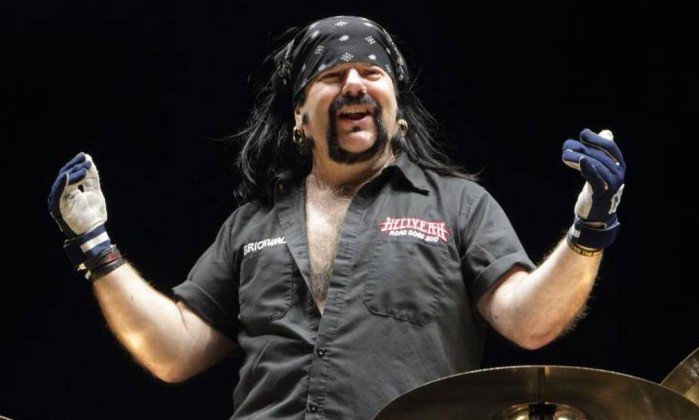 Morre aos 54 anos o baterista Vinnie Paul, da banda Pantera
