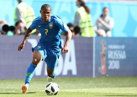 Douglas Costa e Danilo estão fora do jogo decisivo contra a Sérvia