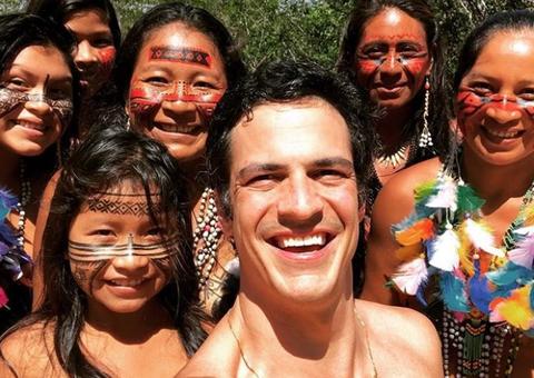 No Amazonas, Mateus Solano surge de sunga e atributos chamam atenção