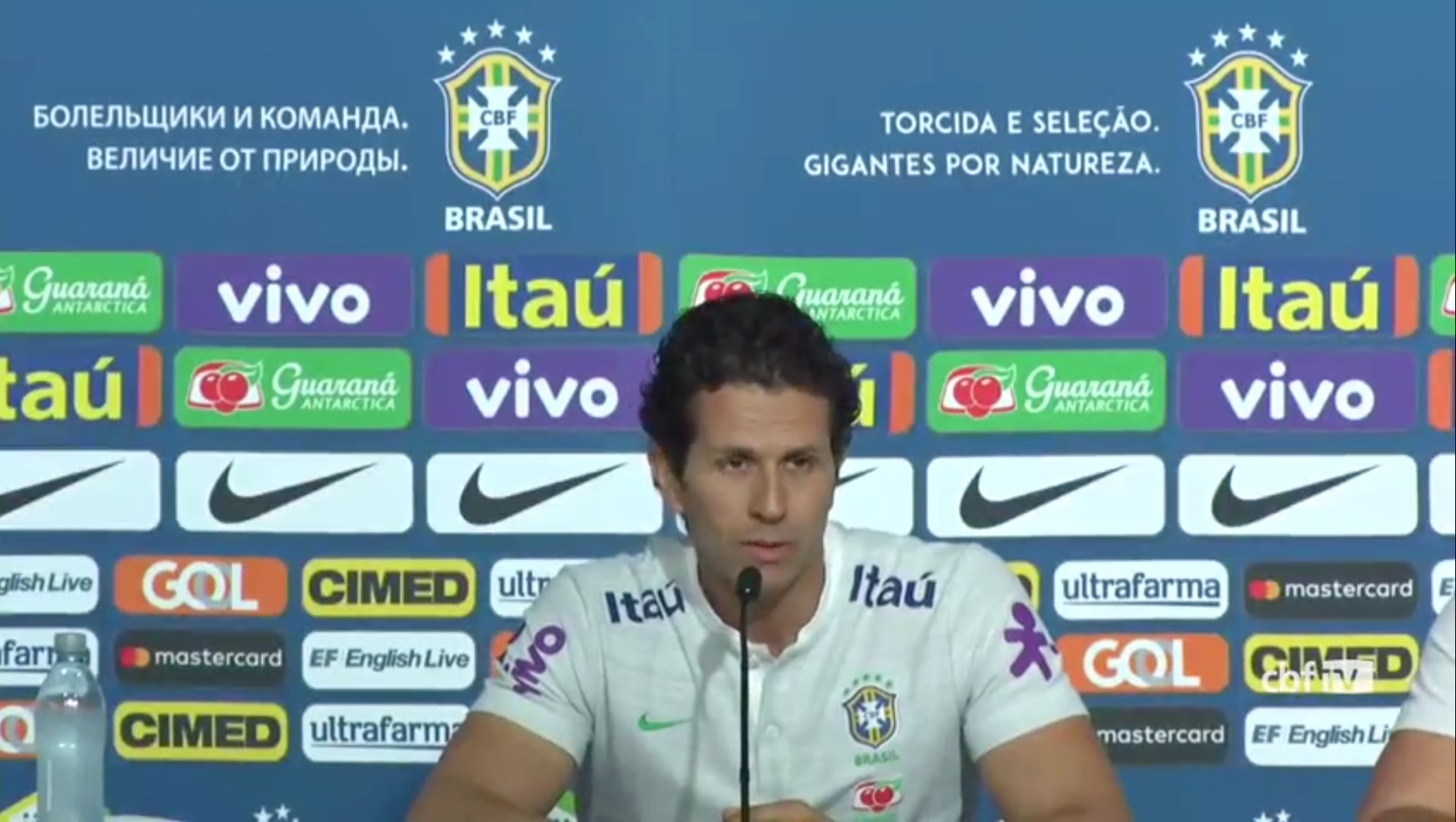 Douglas Costa e Danilo estão fora do jogo decisivo contra a Sérvia