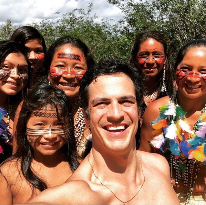 No Amazonas, Mateus Solano surge de sunga e atributos chamam atenção