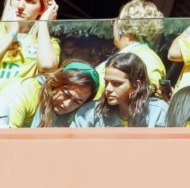 Marquezine dá colo para mãe de Neymar durante jogo tenso do Brasil, veja fotos