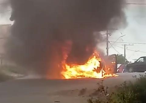 Viatura da PM fica completamente destruída após pegar fogo em avenida de Manaus
