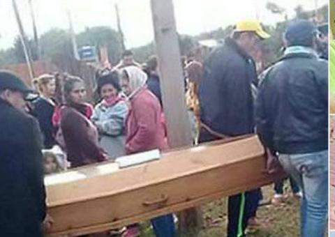 Jovem dado como morto aparece assustado no próprio funeral