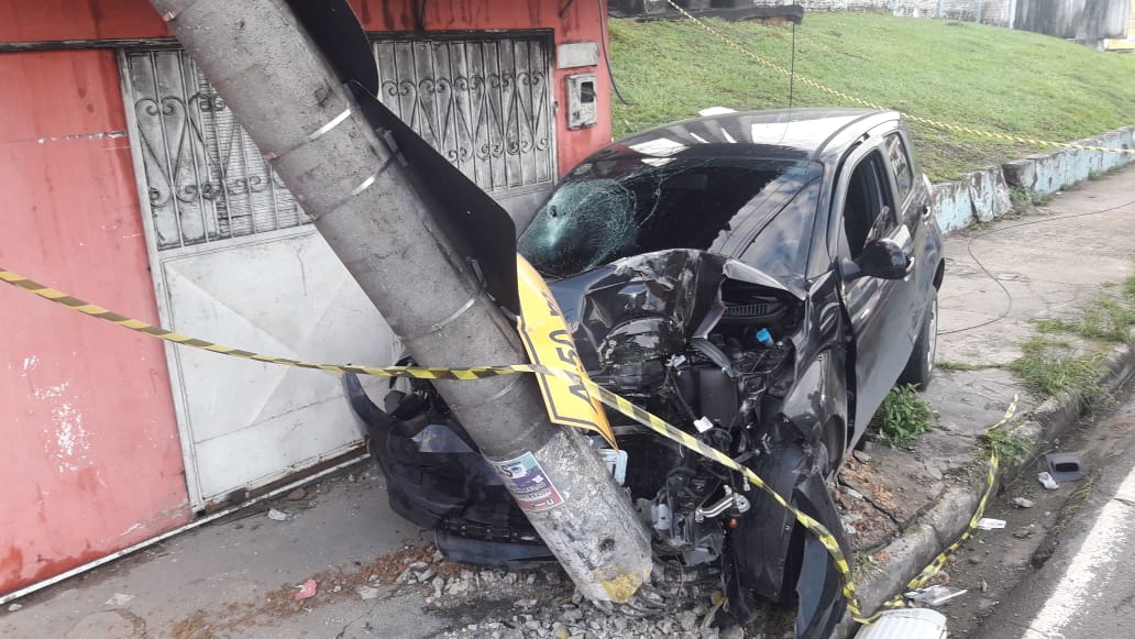 Sentado na calçada, homem morre ao ser atropelado por carro desgovernado em Manaus