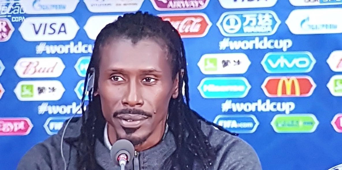  Técnico do Senegal faz sucesso nas redes sociais e ganha rótulo de 'simbolo sexual'