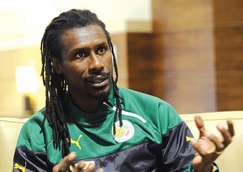  Técnico do Senegal faz sucesso nas redes sociais e ganha rótulo de 'simbolo sexual'