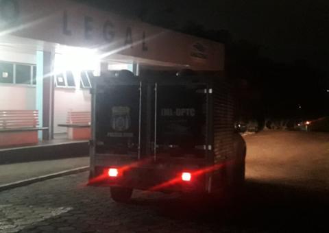 Adolescente cobra celular de assaltante e tem faca cravada nas costas em Manaus