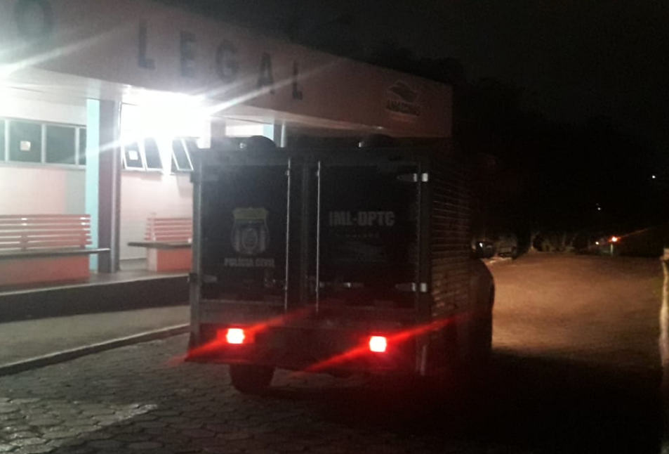 Adolescente cobra celular de assaltante e tem faca cravada nas costas em Manaus