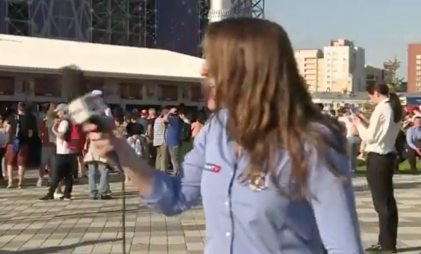 Torcedor tenta beijar repórter da Globo na Rússia e recebe esculacho ao vivo