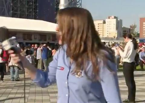 Torcedor tenta beijar repórter da Globo na Rússia e recebe esculacho ao vivo