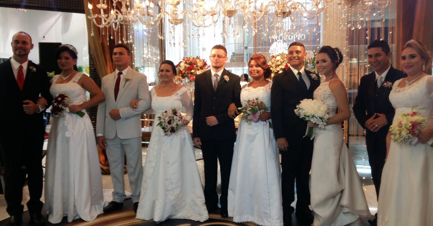 Cinco casais falam 'sim' em primeiro casamento realizado em shopping de Manaus