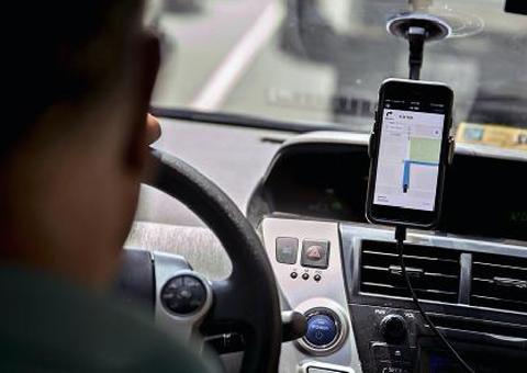 Uber e 99 batalham por motoristas; veja o que cada uma oferece